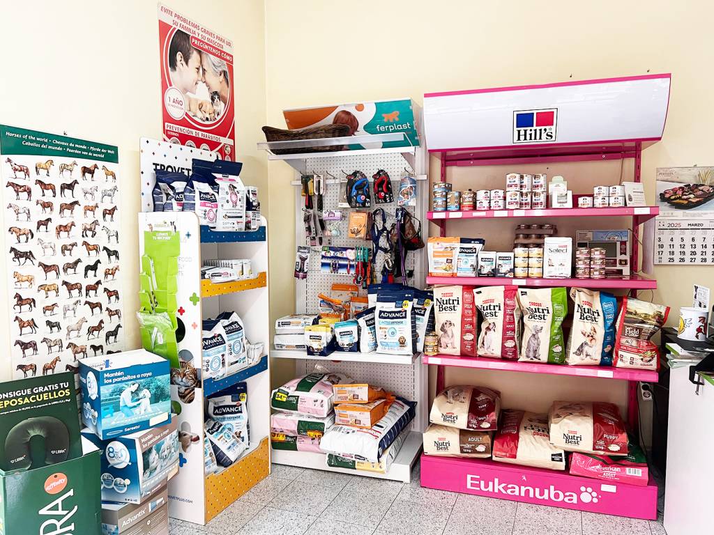estanteríaas tienda productos mascotas